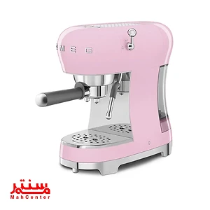 یک دستگاه اسپرسو SMEG صورتی با یک نازل بخار، یک سینی چکه دار و یک صفحه گرم کننده فنجان.
